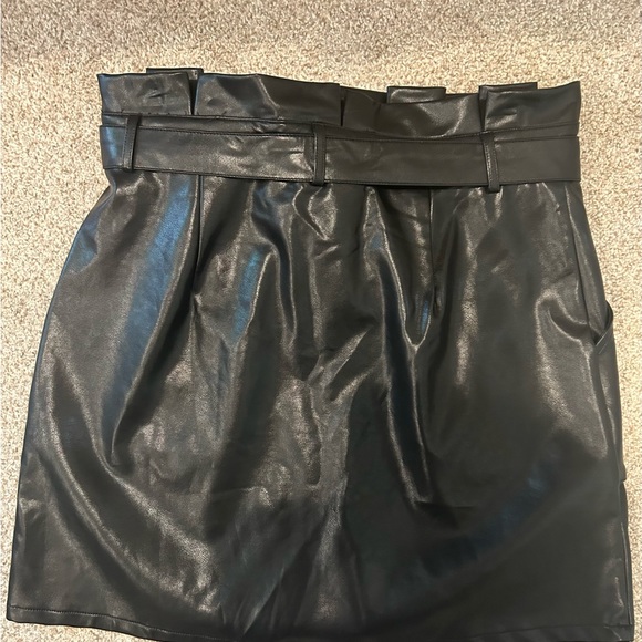 Gilli Faux Leather A-line Mini Skirt Size Large Never Worn - Picture 2 of 3